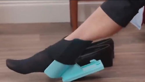 牛人發(fā)明的神器,懶人都覺得 喪心病狂 ,腳一蹬就穿好了襪子